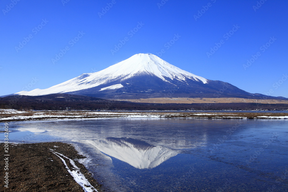 逆さ富士、山梨県山中湖にて