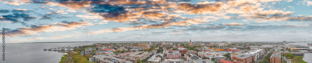Naklejka premium Widok z lotu ptaka panoramiczny zachód słońca w Charleston w Południowej Karolinie