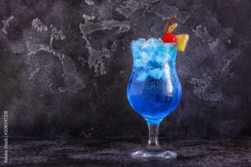 Foto Blue Curacao cocktail decorated with fruit.