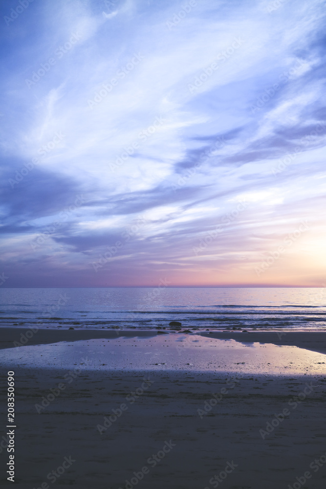 Obraz premium Romantischer Sonnenuntergang am Meer