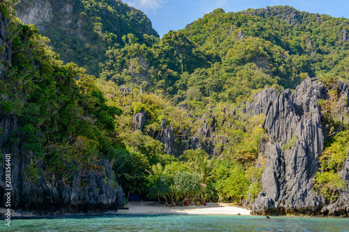 Paradise beach on a rocky island. El Nido Palawan, Philippines © Maks_Ershov