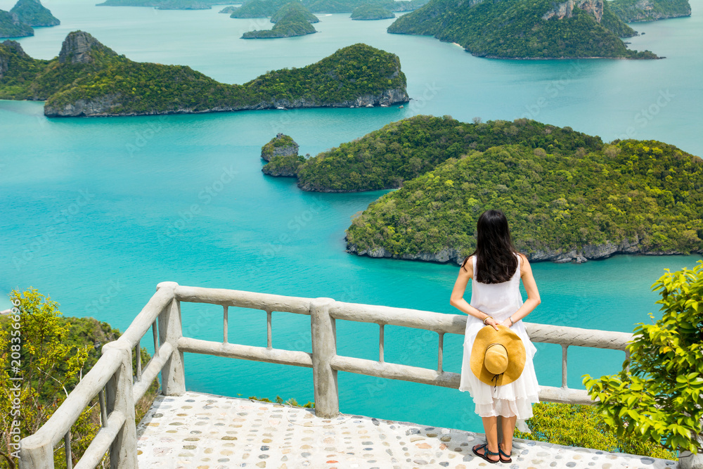Obraz premium Woman facing stunning view at small islands in Thailand