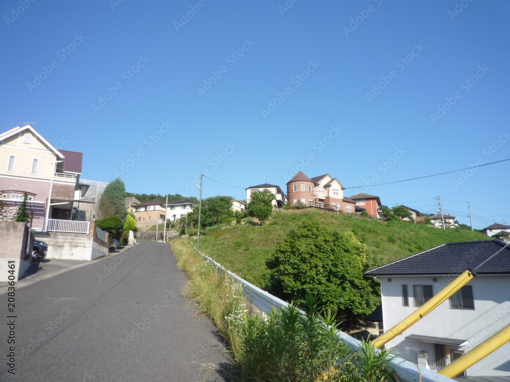 Fototapeta premium 住宅街の坂道