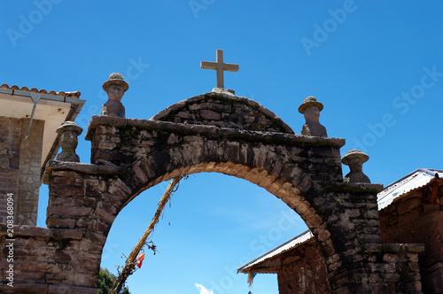 Portique surmonté d'une croix photo