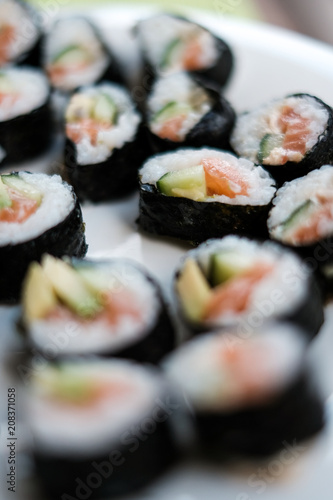 Sushi Lachs und Avovado closeup photo