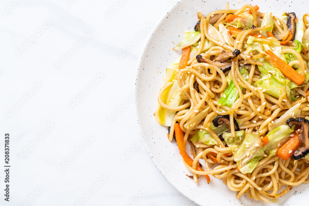 stir-fried yakisoba noodle with vegetable