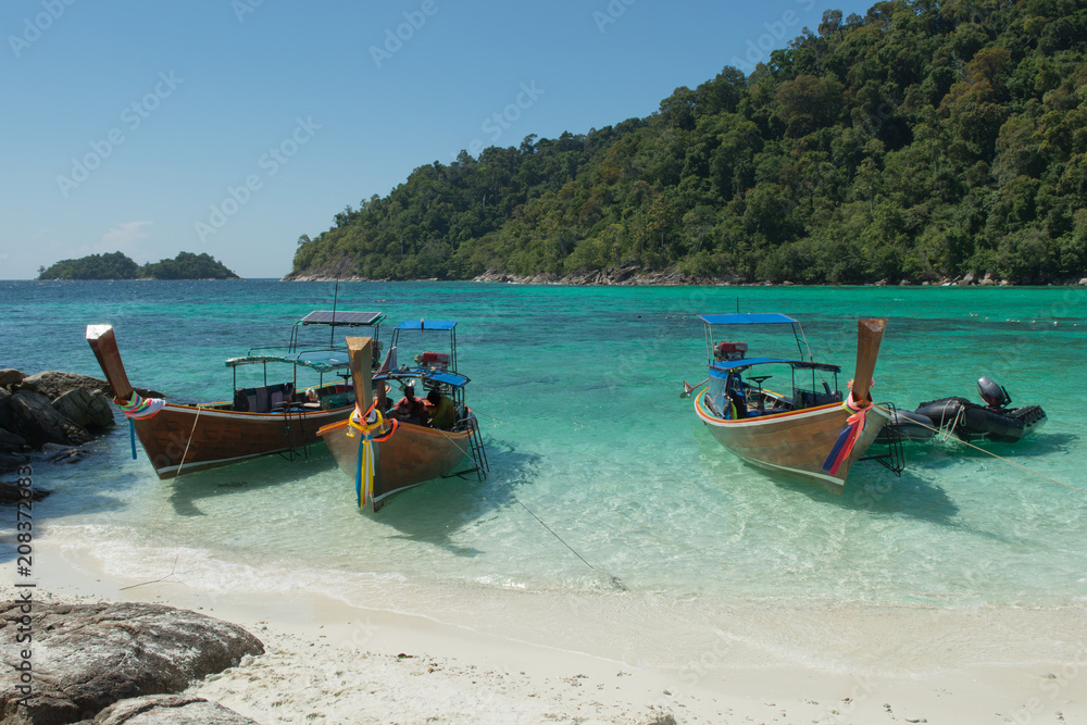 Fototapeta premium Beautiful island and Stone arch scenic in Koh khai, Satun Province, the southern of Thailand