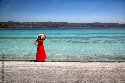 kırmızı elbiseli genç kız ve Salda gölü photo