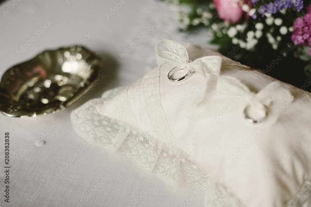 Pair of elegant wedding rings Pair of elegant wedding rings