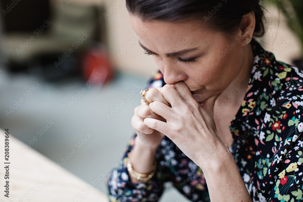 © Maskot - Close-up of tired thoughtful businesswoman with arms crossed at office © Maskot - Close-up of tired thoughtful businesswoman with arms crossed at office