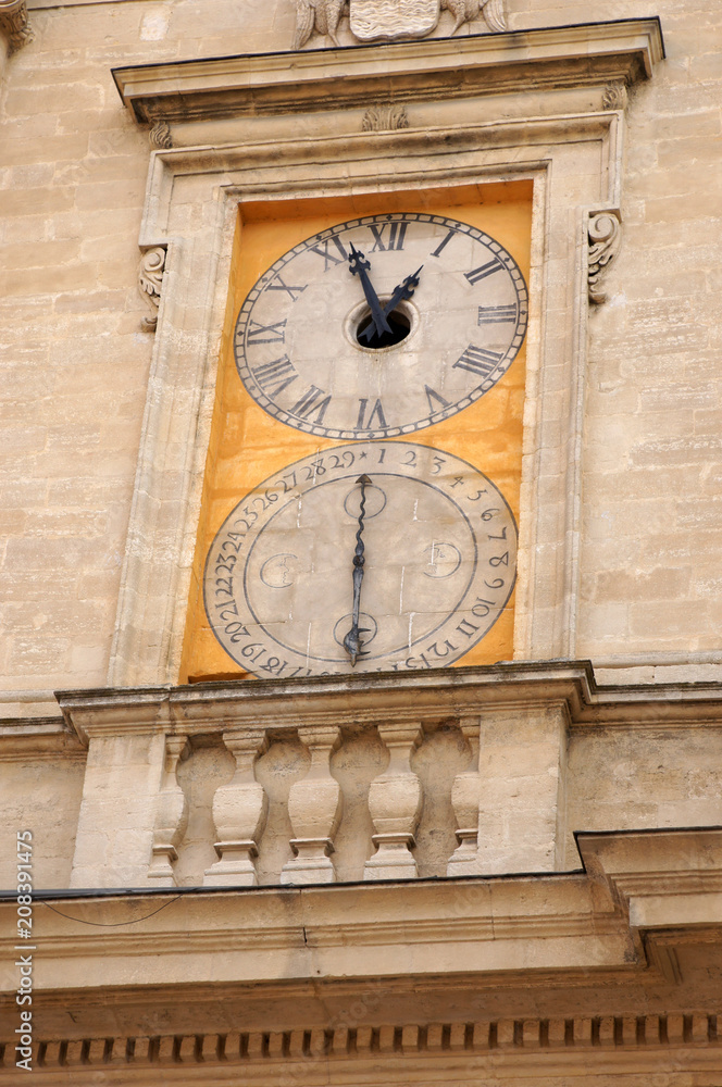 Horloge de l'église de L'Isle-sur-la-Sorgue