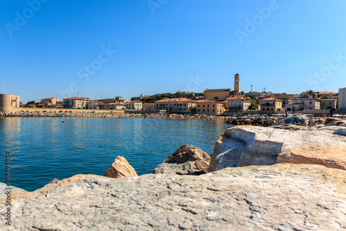 Blick auf San Vincenzo von der Meerseite, Toskana, Italien