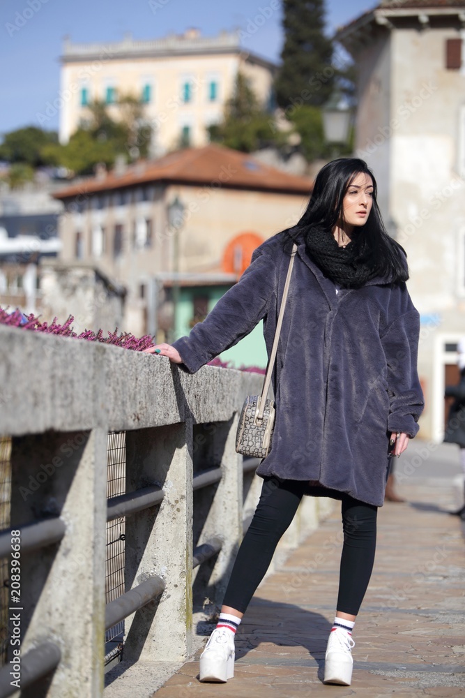 Fototapeta premium Ragazza in visita turistica