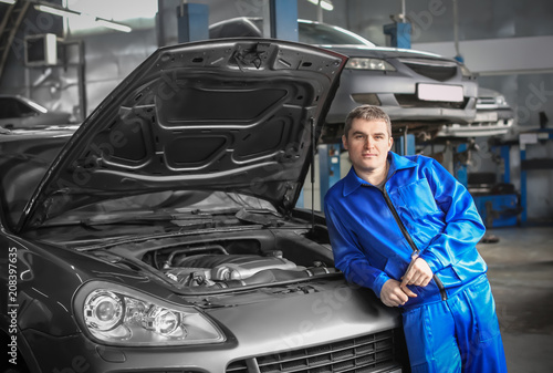 Portrait of male mechanic n...