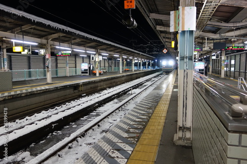 雪のある駅に列車が来る © corosukechan3