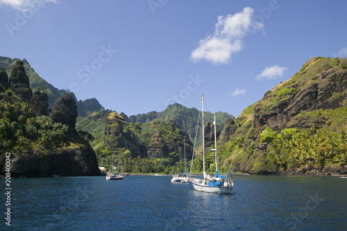 Jachty żaglowe zakotwiczone w Zatoce Vergins, Wyspy Markizy, Polinezja Francuska