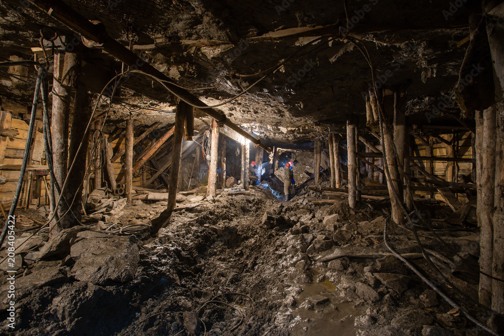 Fototapeta premium Underground emerald ore mine shaft tunnel gallery with light
