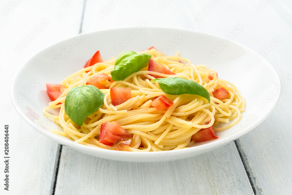 Spaghetti con pomodoro fresco e basilico, Cibo Mediterraneo Spaghetti con pomodoro fresco e basilico, Cibo Mediterraneo