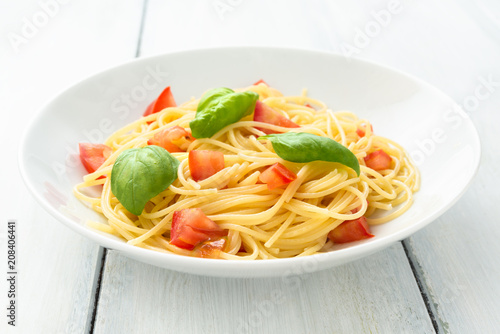 Spaghetti con pomodoro fresco e basilico, Cibo Mediterraneo