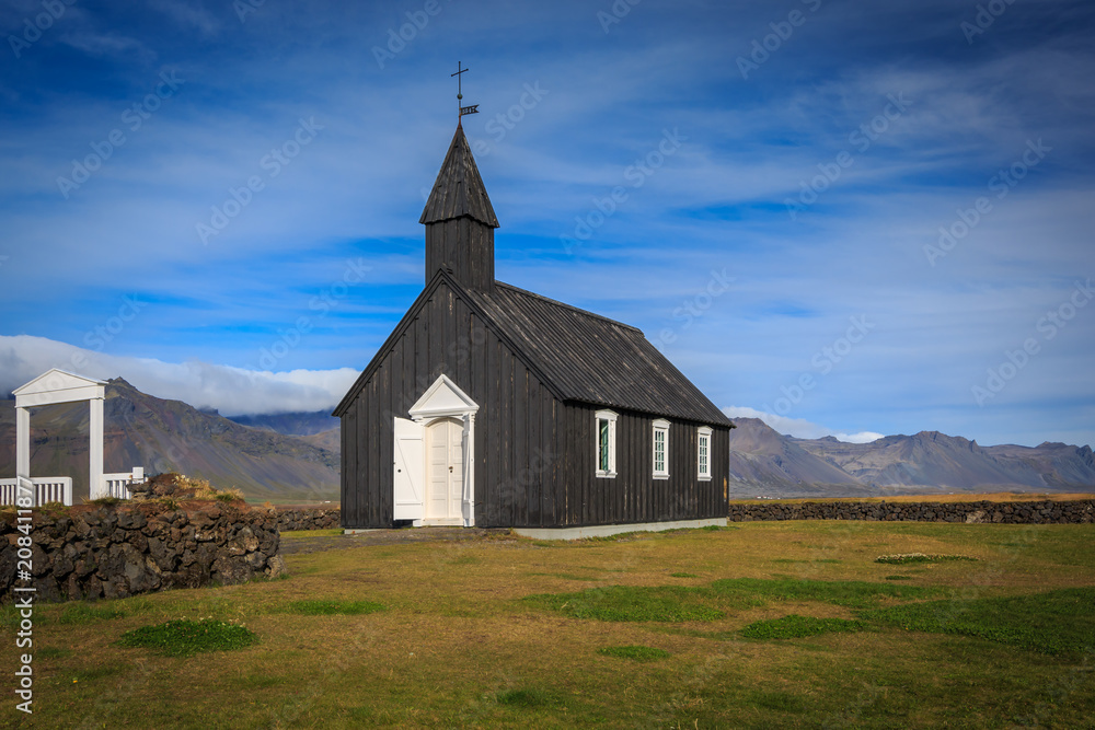 Schwarze Kirche in Budir, typische isländische Holzkirche mit Friedhof. Panoramablick