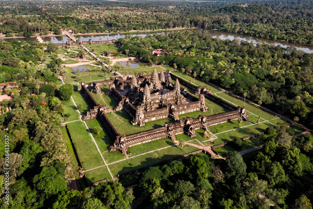 Fototapeta premium Widok z lotu ptaka świątyni Angkor Wat, Siem Reap, Kambodża.