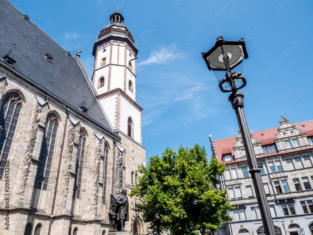 Leipziger Thomaskirche mit Johann Sebastian Bach Statue Leipziger Thomaskirche mit Johann Sebastian Bach Statue