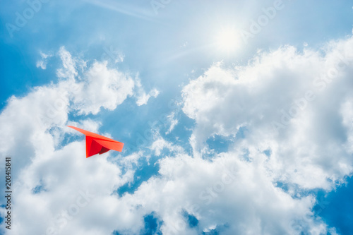 하늘을 날아가는 종이비행기