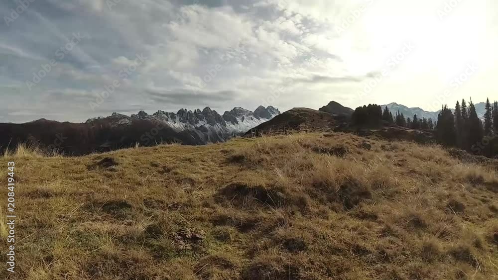 Wanderung zu einer Grillstelle vor Bergkulisse Wanderung zu einer Grillstelle vor Bergkulisse