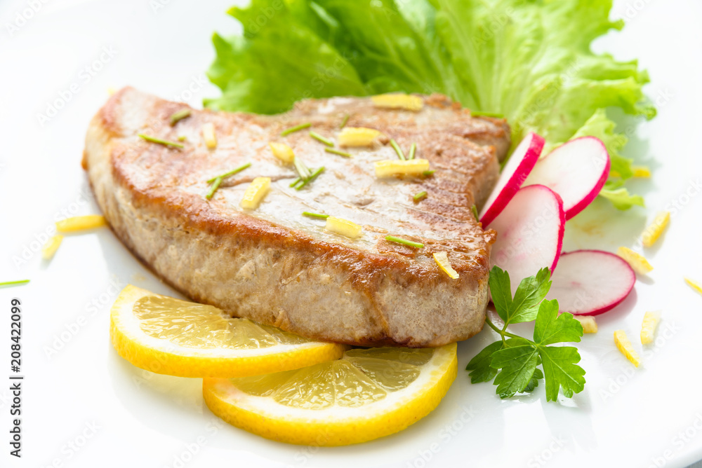 Filetto di tonno con prezzemolo, limone e verdura fresca Filetto di tonno con prezzemolo, limone e verdura fresca