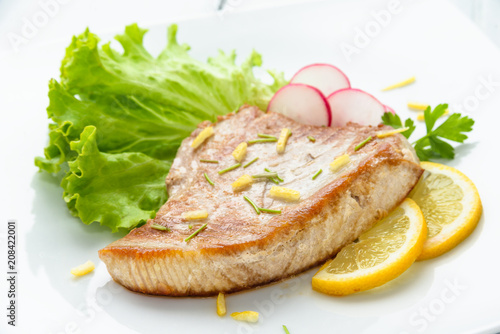 Filetto di tonno con prezzemolo, limone e verdura fresca 