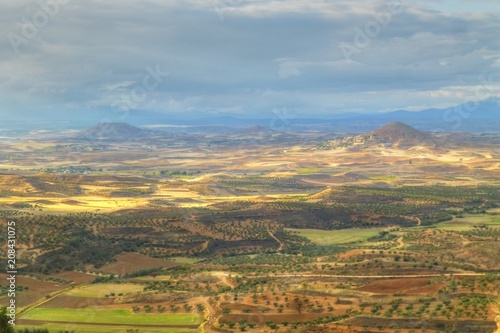 Paisaje de campos en la Alcarria en Guadalajara (Castilla La Mancha, España)