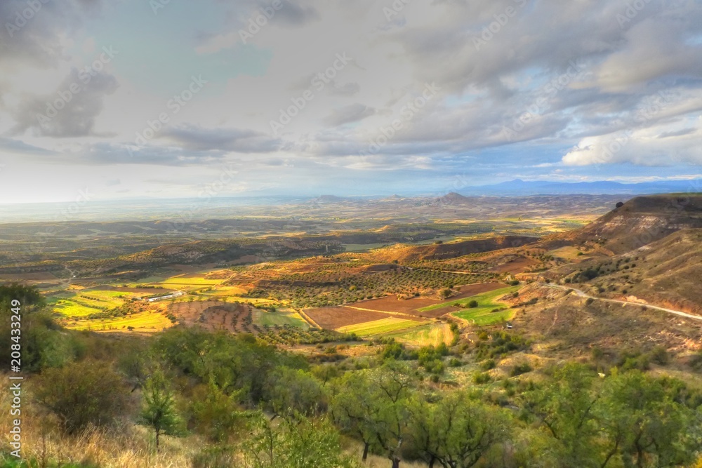 Paisaje de campos en la Alcarria en Guadalajara (Castilla La Mancha, España)