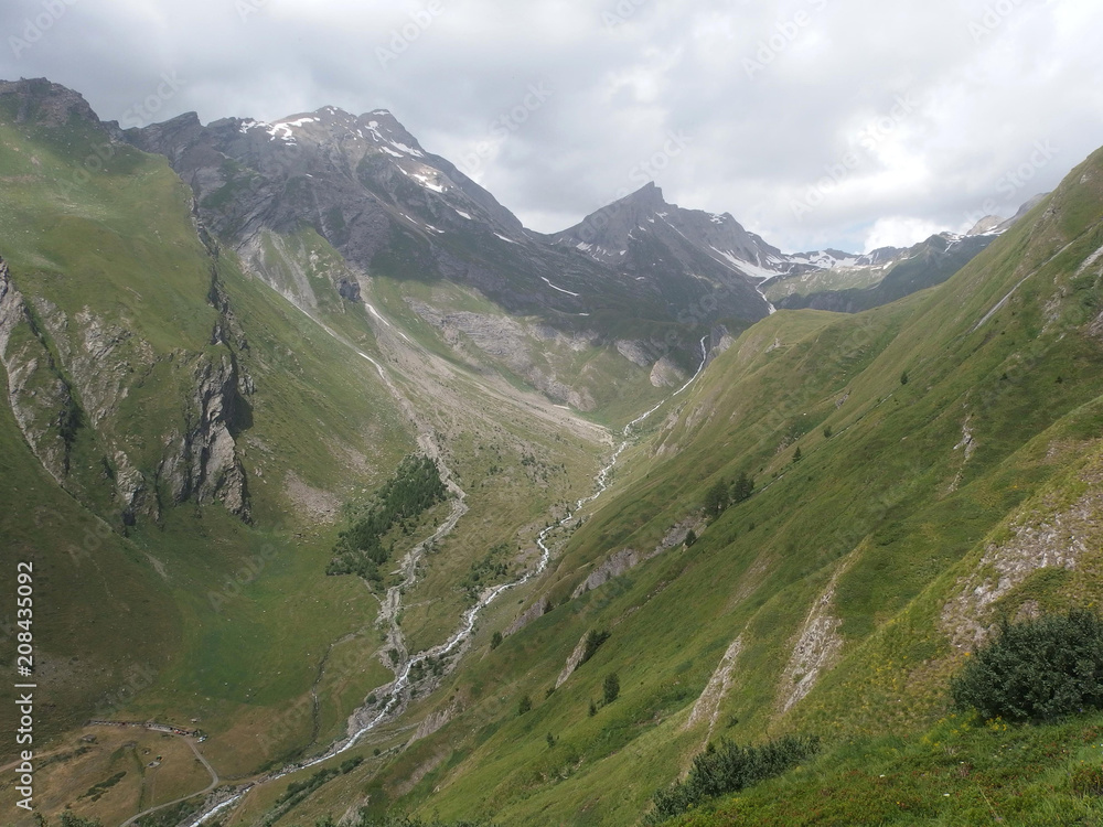 Fototapeta premium Alpy, Włochy, Tour du Mont Blanc, po drodze ze schroniska Rif. Frassati do La Salle - góry i rzeki schodzące w doliny