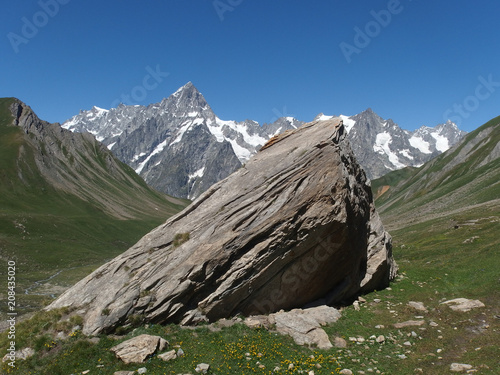 Alpy, Włochy, Tour du Mont Blanc - wzdłuż Mont de la Saxe, widok z wielkim głazem photo