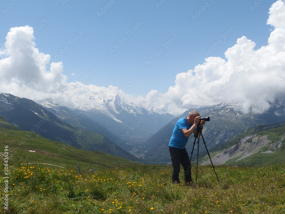 Alpy, Tour du Mont Blanc - fotograf na przełęczy Col de Balme na granicy francusko-szwajcarskiej