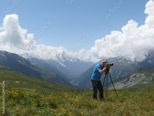 Alpy, Tour du Mont Blanc - fotograf na przełęczy Col de Balme na granicy  francusko-szwajcarskiej Stock Photo | Adobe Stock