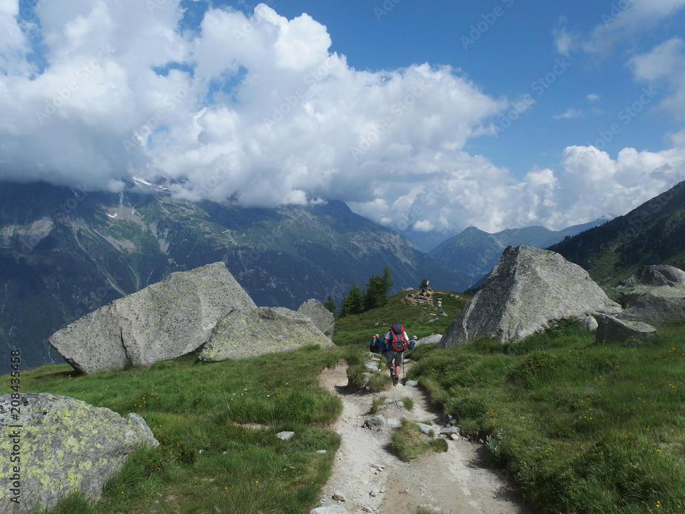 Alpy, Francja, Tour du Mont Blanc - Wielki Balkon Północny, widok z turystami