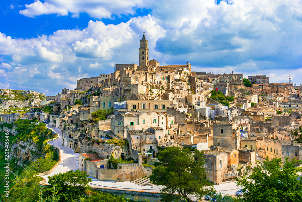 Naklejka premium Matera, Basilicata, Włochy: Krajobrazowy widok starego miasta - Sassi di Matera, Europejska Stolica Kultury, o świcie