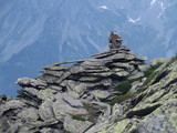 Alpy, Francja, Tour du Mont Blanc - Wielki Balkon Północny, widok z charakterystycznymi łupkami skalnymi