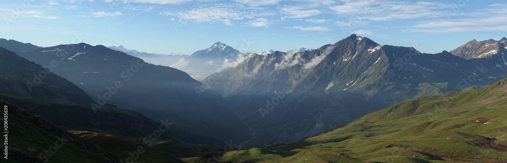 Alpy, Francja, Tour du Mont Blanc - panorama z przełęczy Col de la Croix du Bonhomme
