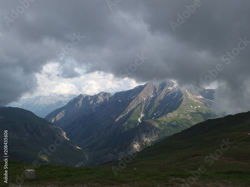 Alpy, Francja, Tour du Mont Blanc - widoki z przełęczy Col de la Croix du Bonhomme