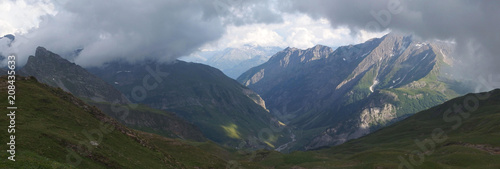 Alpy, Francja, Tour du Mont Blanc - panorama z przełęczy Col de la Croix du Bonhomme