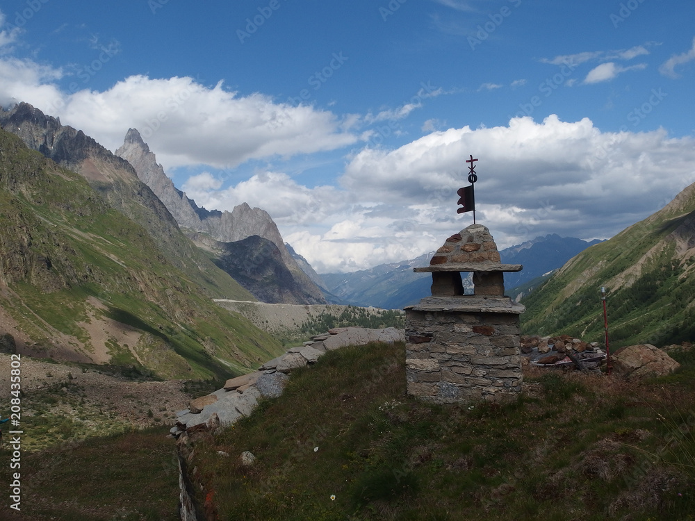 Alpy, Francja, Tour du Mont Blanc - kaplicka w górach, przełęcz Col de la Seigne
