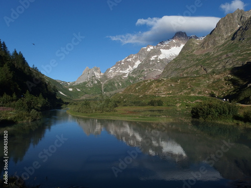 Alpy, Włochy, Tour du Mont Blanc - jezioro w dolinie Val Veny