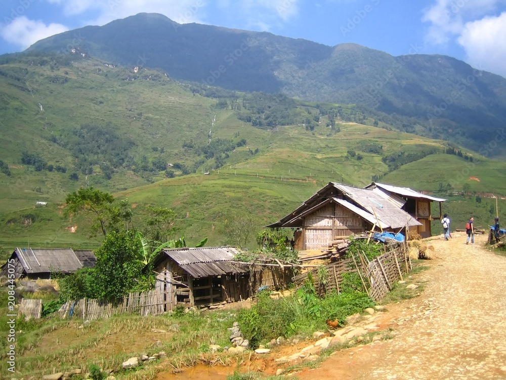 Village hmong rural traditionnel dans les montagnes aux environs de Sapa (Vietnam)