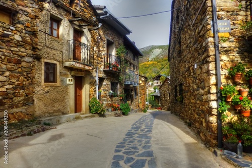 Valverde de los arroyos en oto  o. Pueblo de Guadalajara  Espa  a 