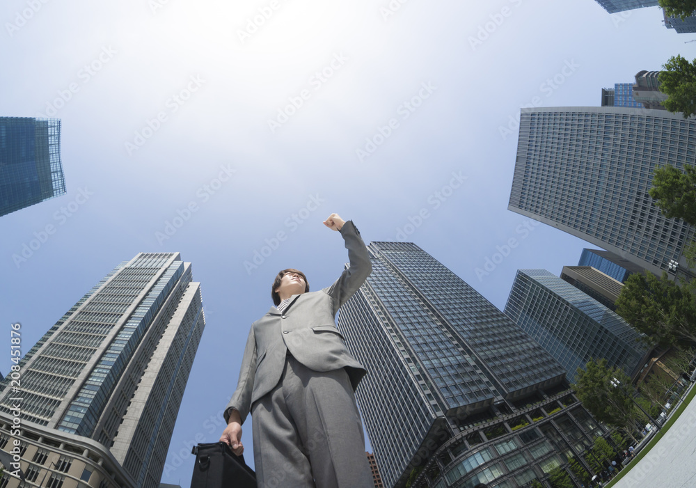 ビジネスマン・ガッツポーズ・東京駅