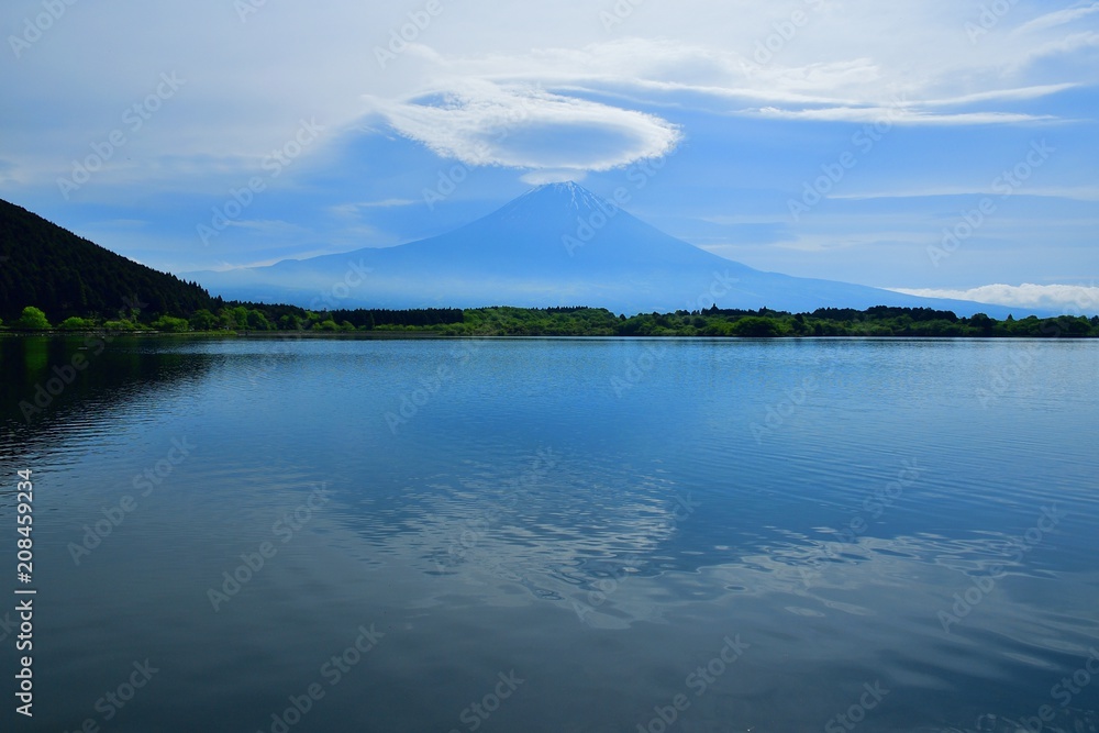 レンズ雲と円盤状の雲がかかる富士山