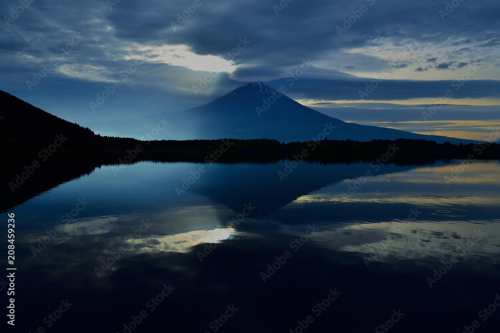 茜色に染まる東の空と田貫湖に映る富士山