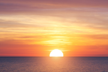 Fototapete Sonnenuntergang Große Sonne und Sonnenuntergang am Meer  © GIS